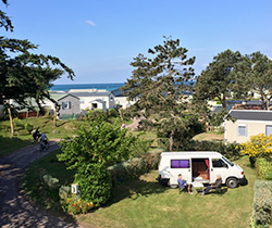 Emplacements pour tentes, campings car ou caravanes, au camping belle étoile, en bord de mer, dans la Manche à Gouville sur Mer.