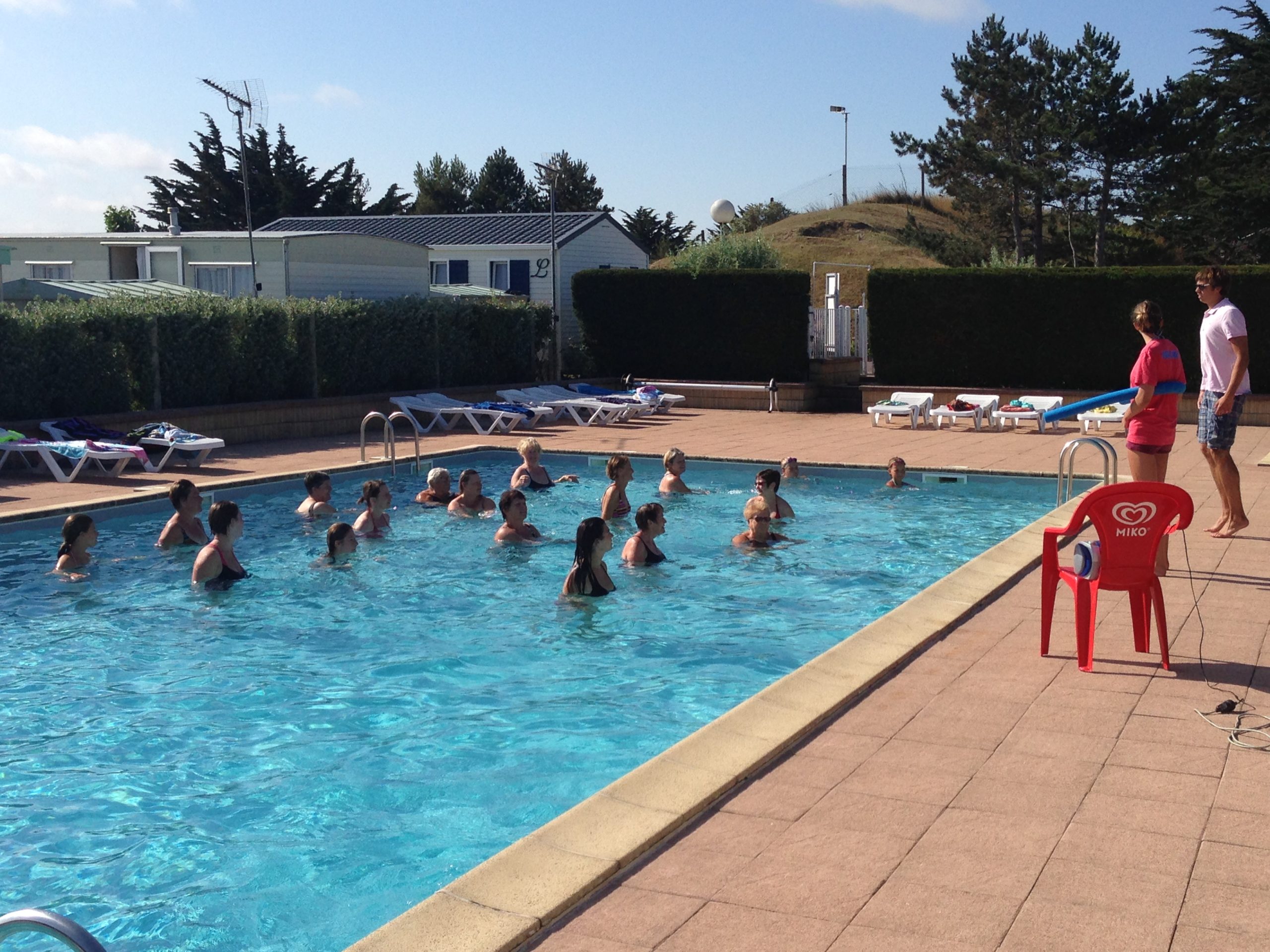 Activité d'aquagym dans la piscine chauffée du camping belle étoile, à Gouville sur Mer.